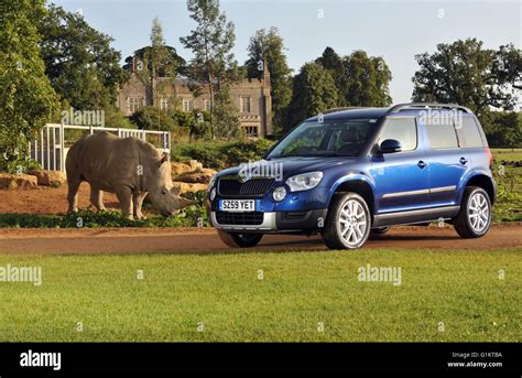 2009 Skoda Yeti off road soft roader 4x4 car and a rhino Stock Photo - Alamy