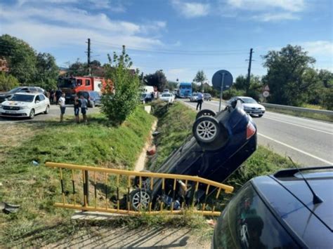 Imagini de la accidentul rutier care a avut loc într o localitate din