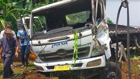 Kronologi Truk Kontainer Terjun Dari Tol Cibitung Tabrak Pembatas