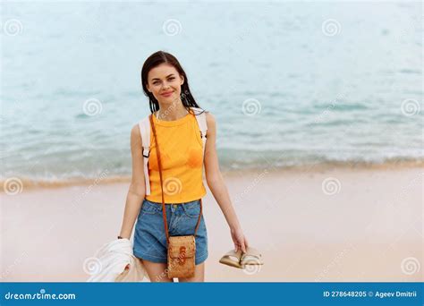 Mulher Sorri Dentes Depois De Nadar No Oceano Uma Mochila No