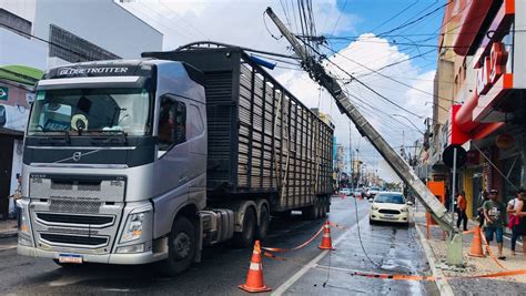 Eunápolis carreta arrasta fios derruba poste e deixa uarteirão sem