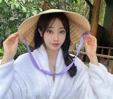 Mặc đồ như lưới đánh cá tới Phú Quốc hot girl Hàn Quốc gây sốt