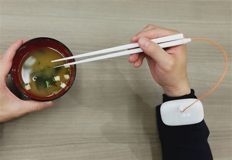 Новости — Японцы создали палочки, которые делают еду более вкусной