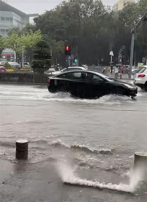 深圳暴雨航班延误取消，有旅客情绪崩溃跪求起飞！央广网