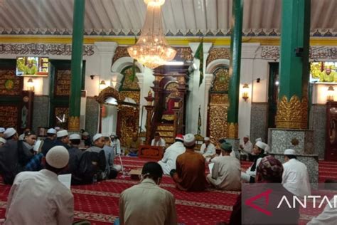 Masjid Agung Palembang Gelar Zikir Dan Doa Bertepatan Malam Tahun Baru