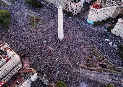 Argentinos comemoram vitória da seleção nas ruas de Buenos Aires veja