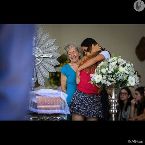 Filha De Susana Naspolini Consolada Em Vel Rio Da M E De Azul Est