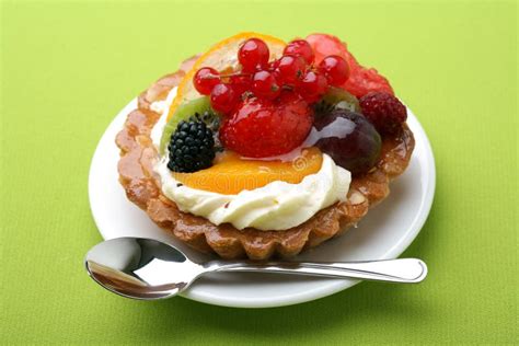 Torta Con Las Frutas Frescas Y La Flor Foto De Archivo Imagen De