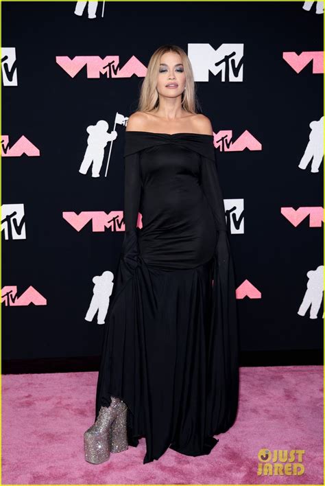 Rita Ora Looks Classy In Black On Mtv Vmas Red Carpet Photo