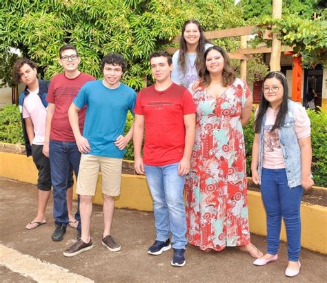 humor e crítica social alunos apresentam peça O caixeiro da