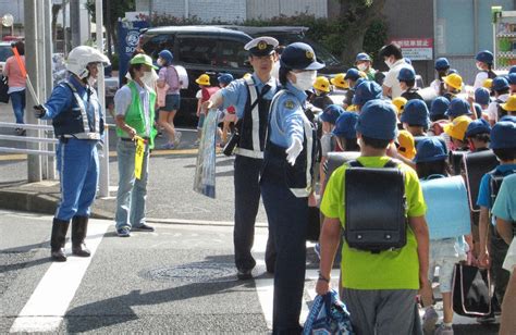 通常授業が再開 児童登校見守り 深川署 ／東京 毎日新聞