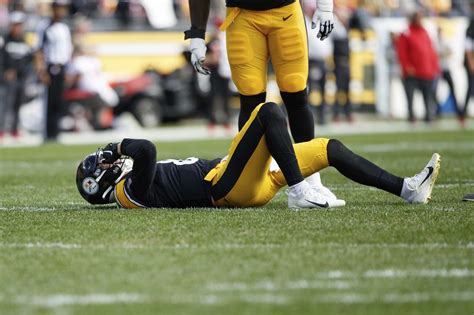 N J S Kenny Pickett Lands In Concussion Protocol During Steelers