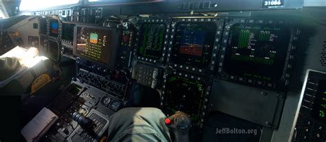 Le cockpit du bombardier B-2 Spirit présenté pour la première fois en ...