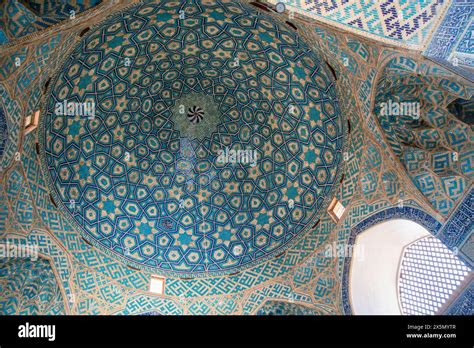 The Geometric Patterns On The Mosques Dome Show Amazing Islamic Art Capturing Cultural