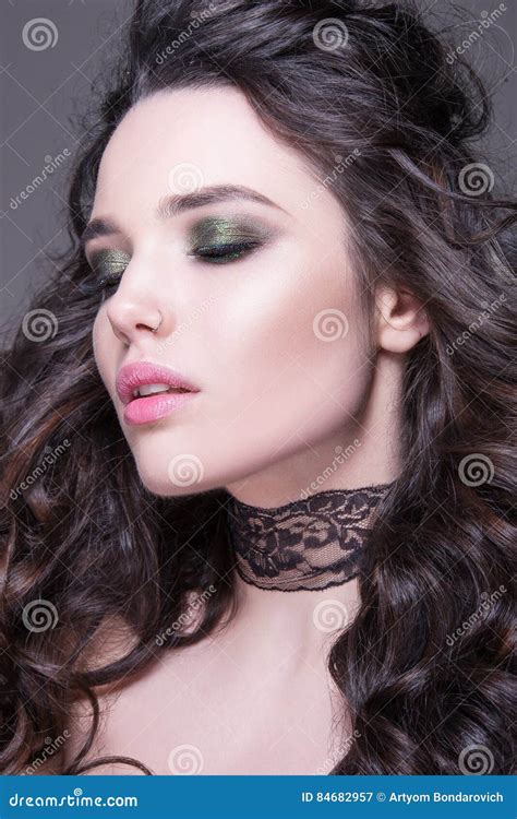 Portrait En Gros Plan De Belle Femme Sensuelle Avec Le Maquillage