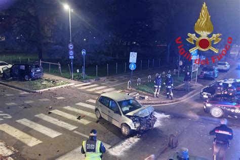 Brescia Folle Corsa In Auto Per Scappare Dai Carabinieri 19enne