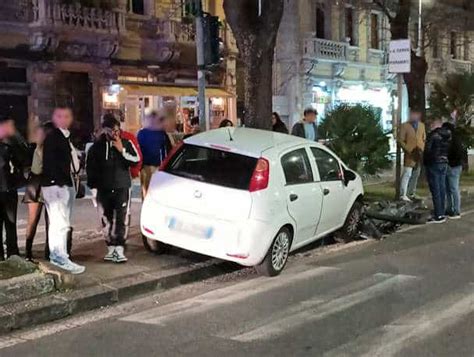 Grave Incidente A Messina Auto Si Schianta Contro Albero In Via