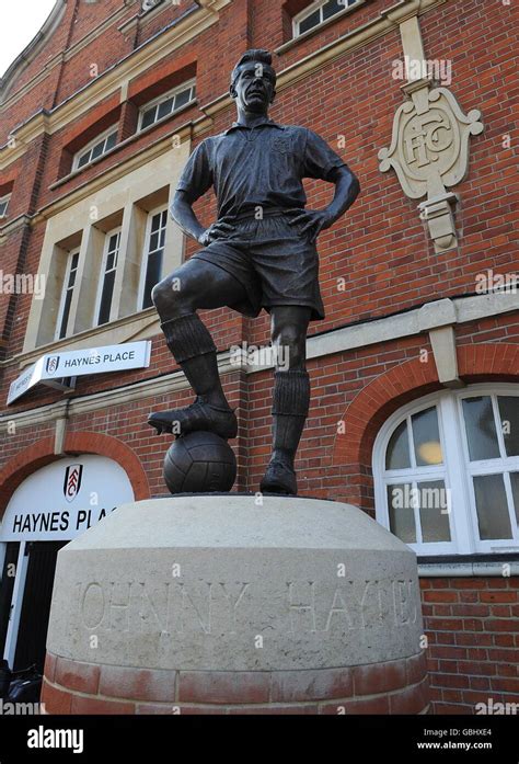 La Statua Della Leggenda Di Fulham Johnny Haynes Fuori Dal Cottage Vile