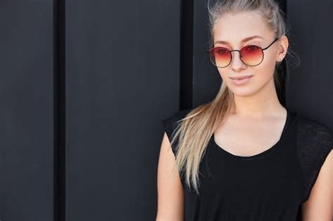 Concept Monochrome Bouchent Le Portrait De La Belle Jeune Femme Blonde Dans Des Lunettes De