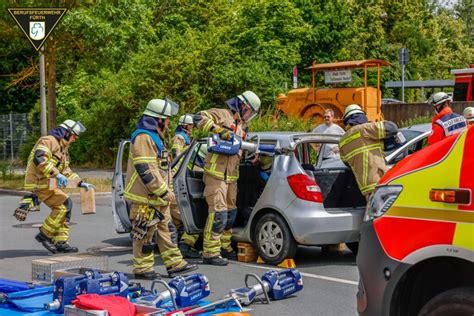 Verkehrsunfall Mit Personenbefreiung Feuerwehr F Rth