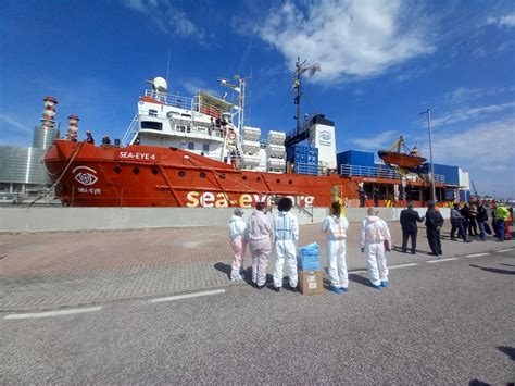 Migranti Completato Lo Sbarco Della Sea Eye A Marina Di Ravenna