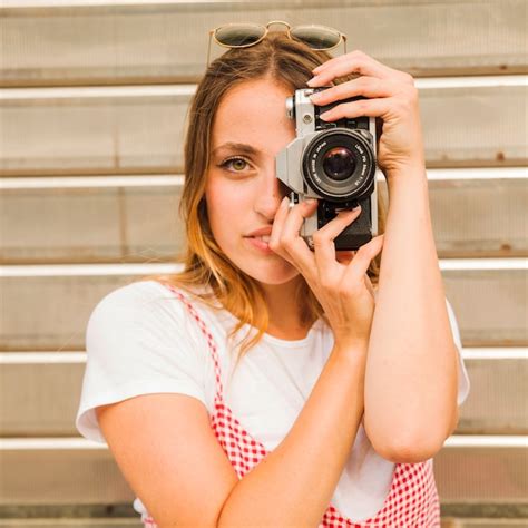 Portrait De Jeune Femme Prenant Une Photo Avec L Appareil Photo Photo