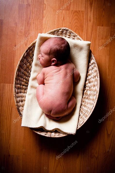 Niño recién nacido desnudo fotografía de stock talanis 22597373