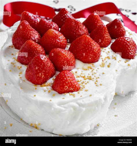 Pastel de bodas de fresas fotografías e imágenes de alta resolución Alamy