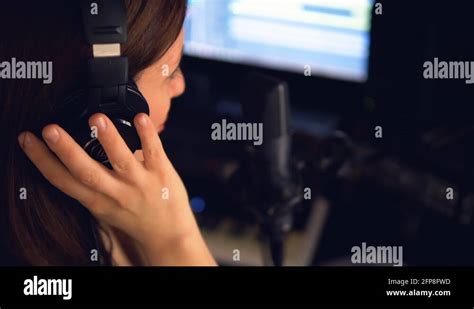 Red Headed Singer Stock Videos And Footage Hd And 4k Video Clips Alamy