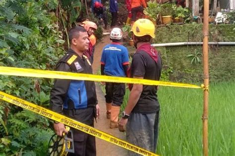 Orang Meninggal Dunia Tertimbun Material Longsor Di Sukabumi Genpi