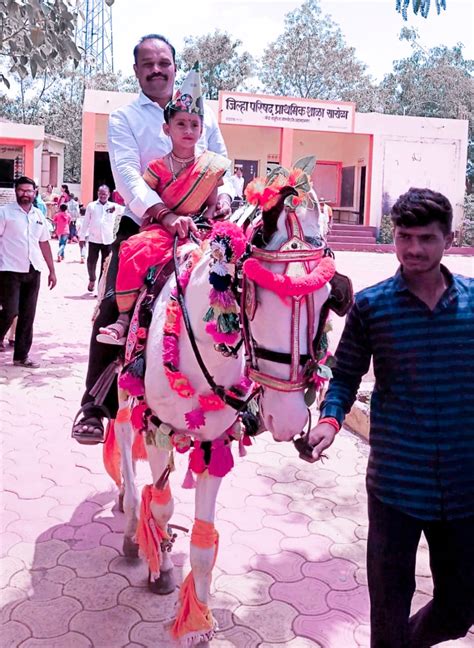 सारोळा जिल्हा परिषद शाळेत पहिले पाऊल बैलगाडी व घोड्यावरून गटशिक्षणाधिकारी बाळासाहेब धनवे