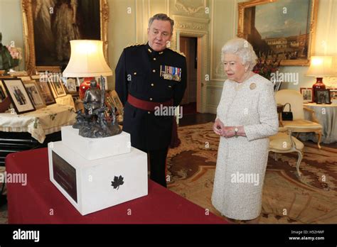 La reine Elizabeth II en tant que capitaine général le Régiment Royal