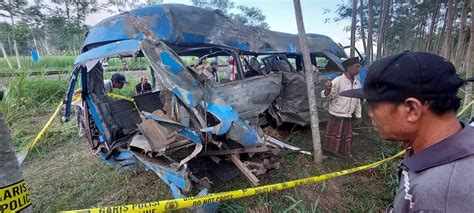 Ternyata Sopir Minibus Yang Tertabrak Kereta Api Selamat Perawatan