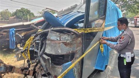 Kernet Bus Sugeng Rahayu Yang Kecelakaan Dengan Bus Eka Di Ngawi