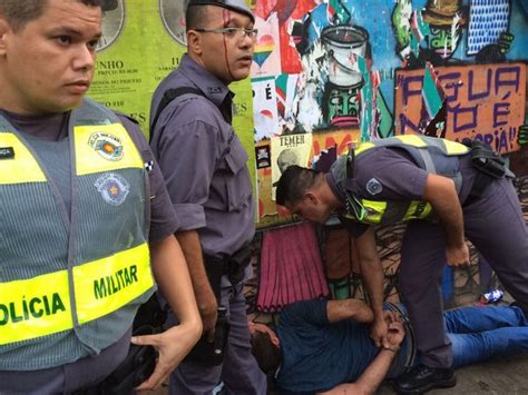 G1 Homem quebra garrafa na cabeça de PM durante a Parada Gay veja vídeo notícias em São Paulo