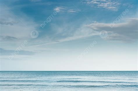 Fondo Cielo Azul Con Nubes Y Olas En El Mar Foto E Imagen Para Descarga