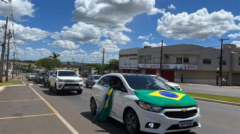 Umuaramenses participam de carreata em apoio à paralisação dos