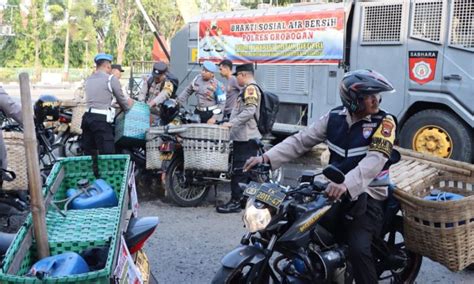 Kendaraan Water Cannon Polres Grobogan Salurkan Air Bersih Ke Wilayah