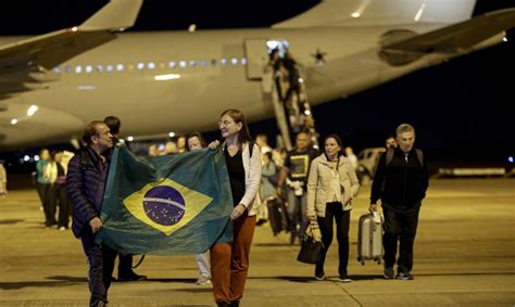 Chega a Brasília primeiro avião trazendo brasileiros de Israel