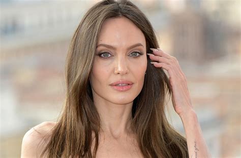 The Life Story Of Angelina Jolie Difficult Childhood And Years Of