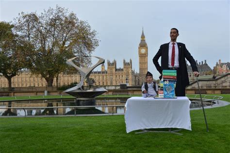 London World S Tallest Man And Shortest Man Meet On Guinness World