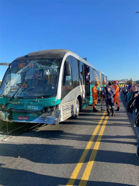 Acidente entre ônibus do Move deixa feridos e complica trânsito no