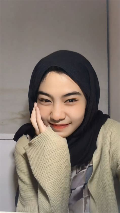 Pin oleh 𝙥𝙞𝙣 𝙣𝙜𝙖𝙗𝙪𝙩 di selfie Wanita Kecantikan Gaya hijab