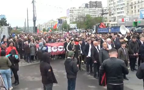 Cu Fanfara In Fata Partidul Sor Si A Organizat Propriul Mars In