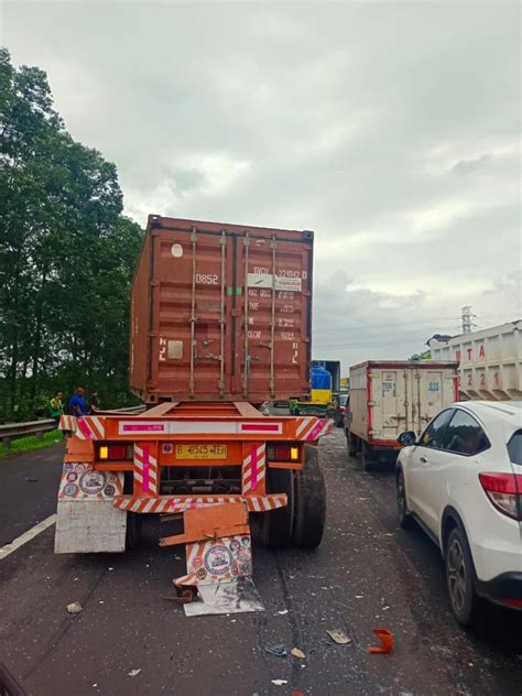 Truk Kecelakaan Boks Kontainer Lepas Hingga Terguling Di Tol