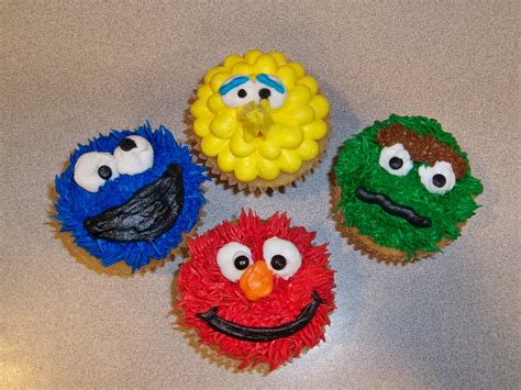 cake batter & paper scraps: Sesame Street cupcakes!