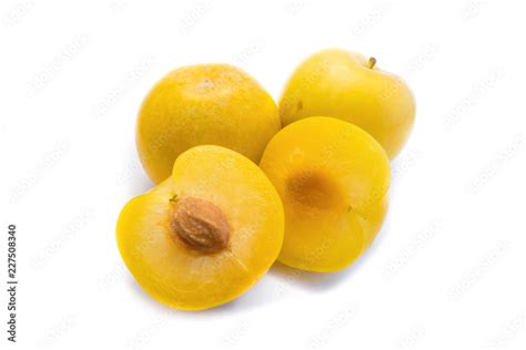 Gelbe Pflaumen Pflaume Mirabelle Mirabellen Isoliert Freigestellt Auf