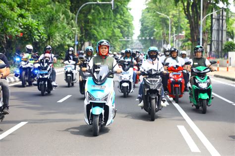 Konvoi Kendaraan Listrik Dalam Peringatan Hari Listrik Nasional