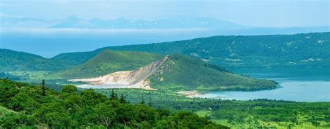 El paisaje de los lagos de la isla kunashir y las cúpulas de lava en el