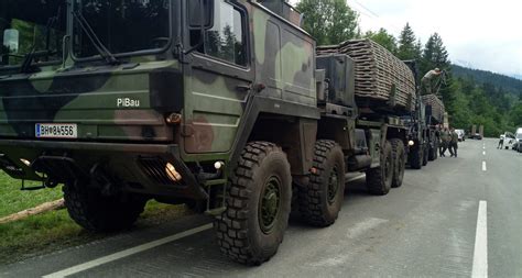 Bundesheer Hilft Soldaten Bauen Behelfsbr Cke In Ru Bach Flachgau